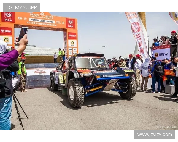 吴京环塔拉力赛狂飙！翻车陷车后逆袭夺赛段冠军(1)